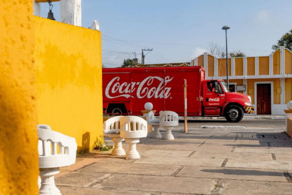 Coca-Cola змінює склад напою: тростинний цукор замість кукурудзяного сиропу Coca-Cola з тростинним цукром