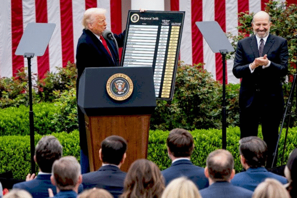 Зображення Трампа на фоні торговельних графіків