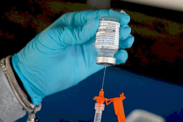 FDA затвердила нові вакцини від COVID-19 з обмеженнями Вакцинація від COVID-19