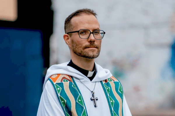Пастор Джонатан Баркер під час проповіді