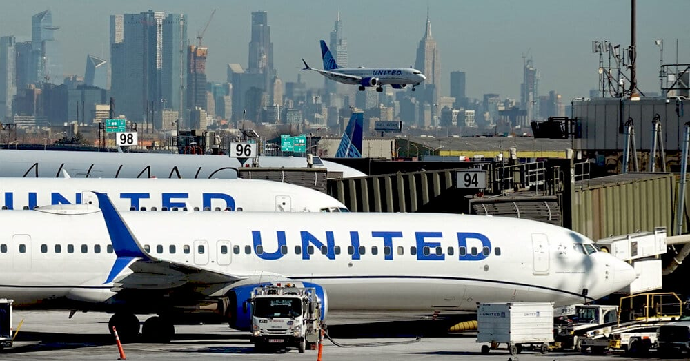 Літак United Airlines на фоні аеропорту