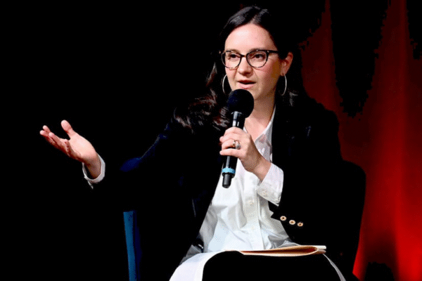 Bari Weiss на фоні CBS News