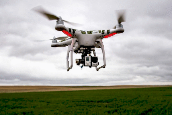 Дрон DJI під час роботи на полі