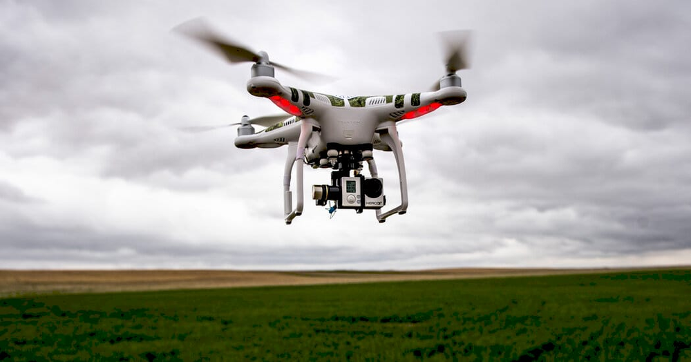 Дрон DJI під час роботи на полі