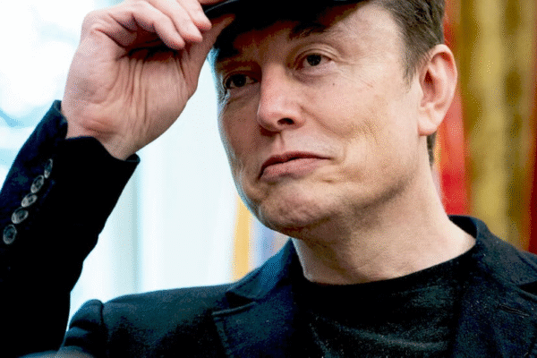 Ілон Маск може стати першим трильйонером завдяки новому плану Tesla Ілон Маск на фоні Tesla