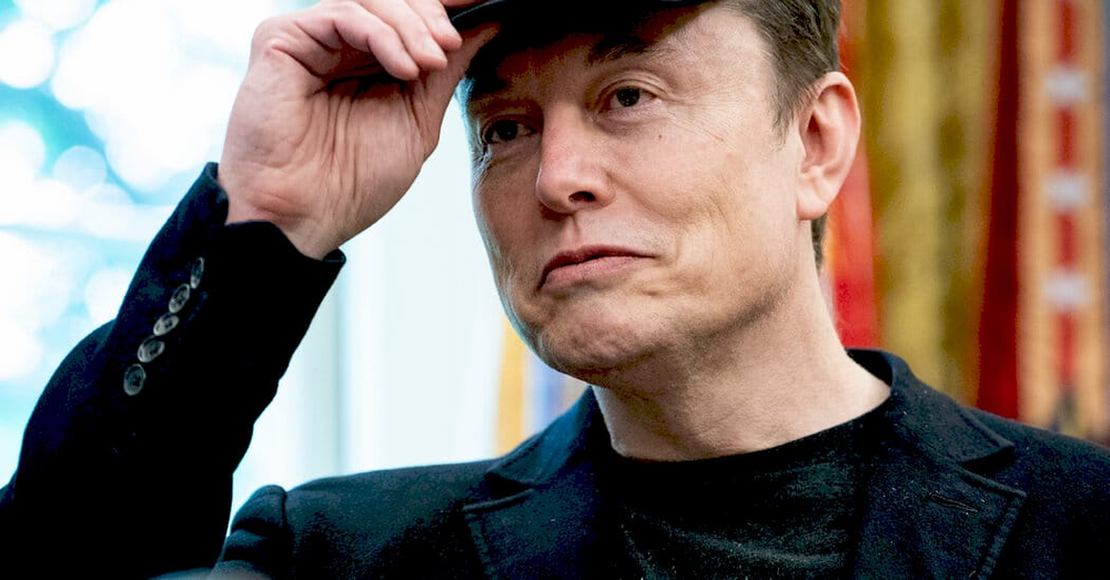 Ілон Маск на фоні Tesla