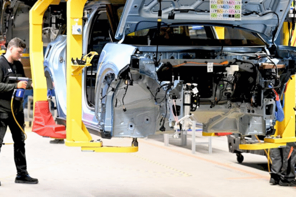 Ford скорочує 1000 робочих місць у Німеччині через повільний попит на електромобілі Завод Ford у Німеччині