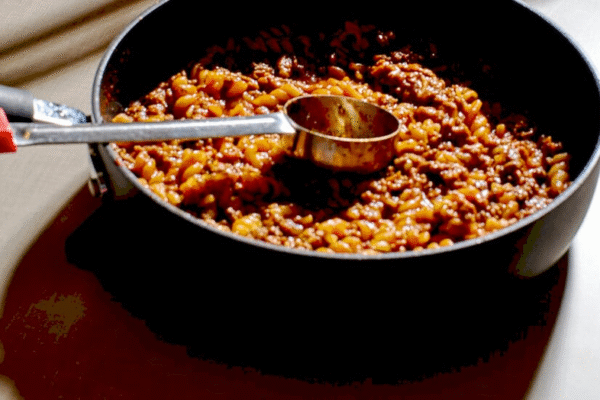 Готовий Hamburger Helper на столі