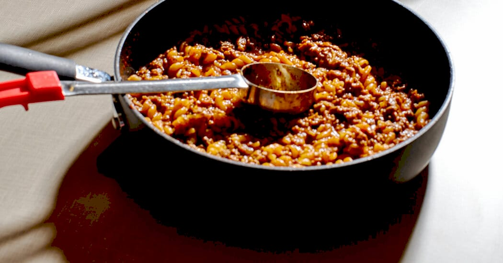 Готовий Hamburger Helper на столі