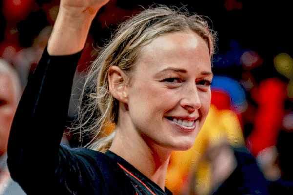 Софі Каннінгем захищає свою команду під час матчу WNBA