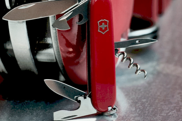 Швейцарський ніж Victorinox на фоні фабрики