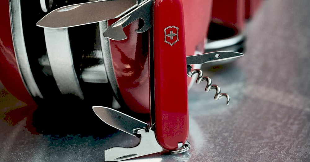 Швейцарський ніж Victorinox на фоні фабрики