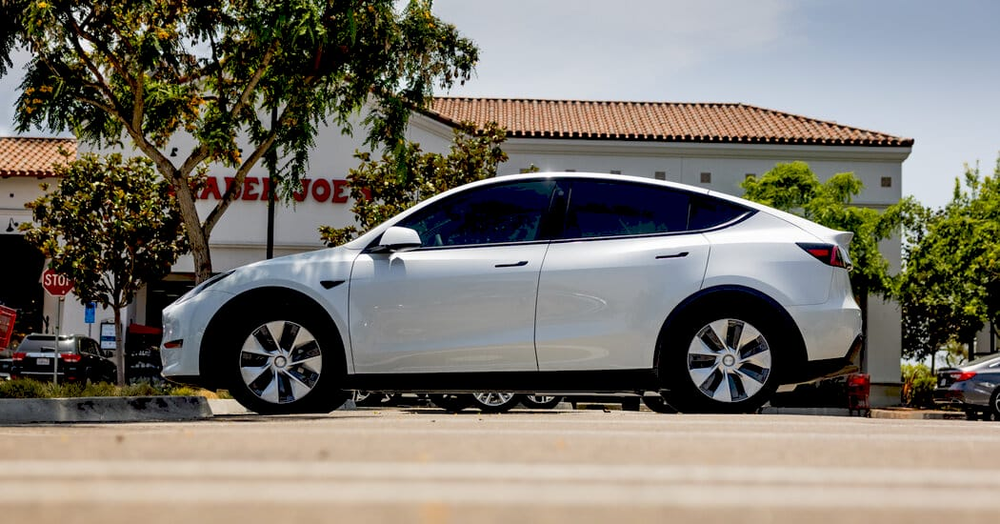 Двері Tesla, які можуть застрягати