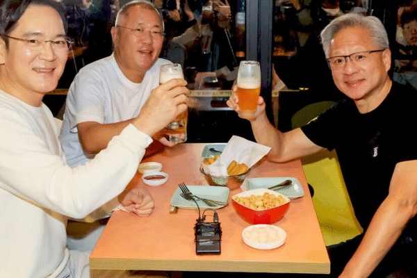 Три мільярдери відзначили вечерю з курячими крильцями в Сеулі Три мільярдери в ресторані Kkanbu Chicken