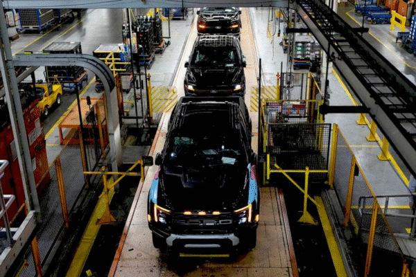 Ford збільшує прибуток, але знижує прогнози через пожежу на заводі Ford Motor Company звітує про прибуток
