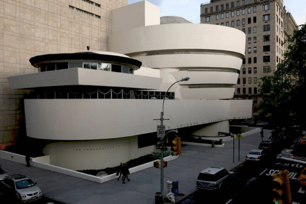 Більшість працівників музеїв розглядають звільнення через низькі зарплати Працівники музеїв на фоні експонатів