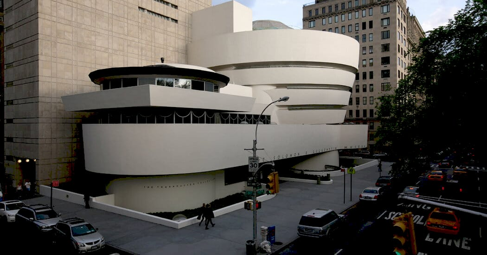 Працівники музеїв на фоні експонатів