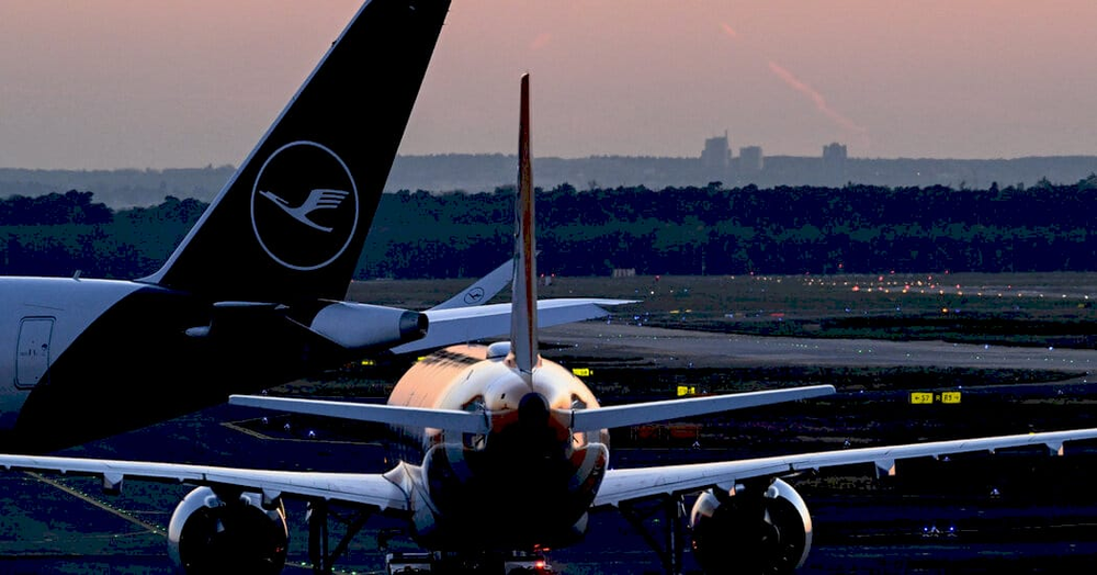 Чоловік з виделкою на борту літака