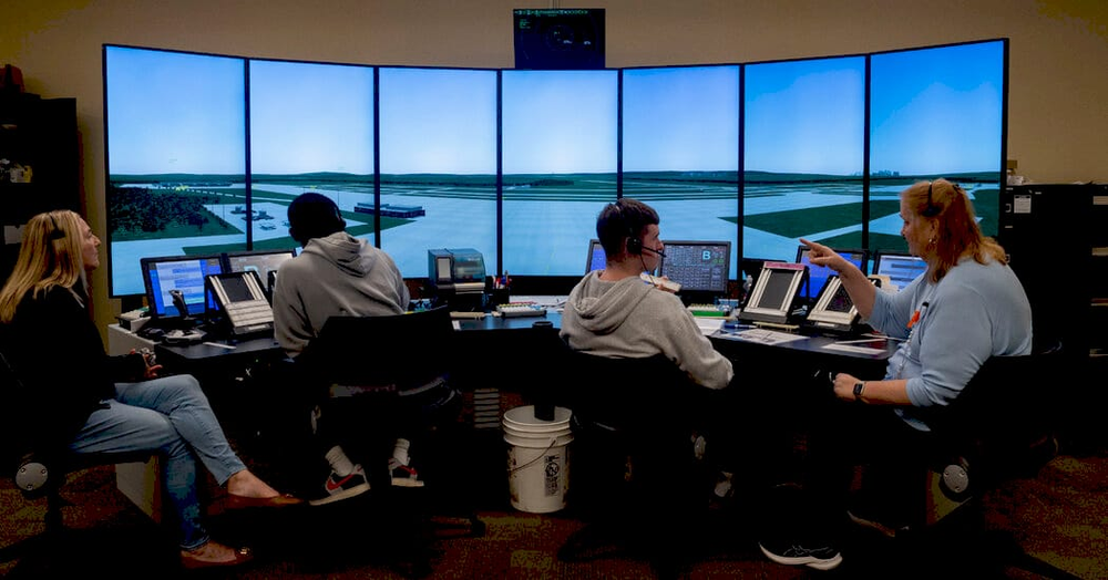 Студенти під час навчання авіадиспетчерів