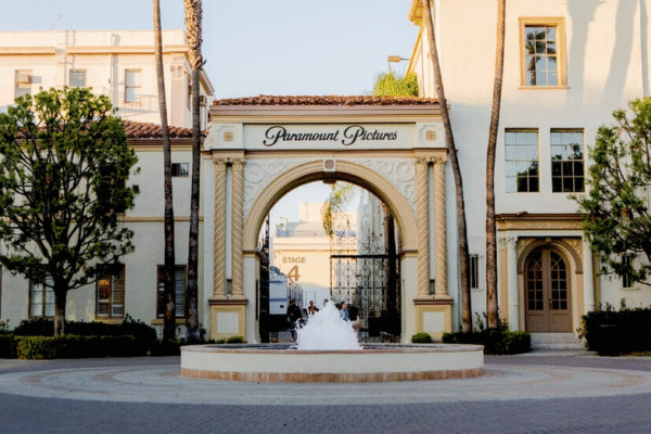 Логотипи Paramount та Warner Bros. Discovery