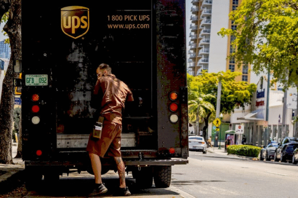UPS скорочує 48,000 працівників в рамках зниження витрат UPS оголошує про скорочення працівників