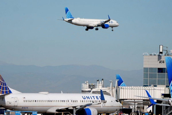 Погодний м’яч міг пошкодити вітрове скло літака United Airlines Зображення погодного м'яча на фоні літака
