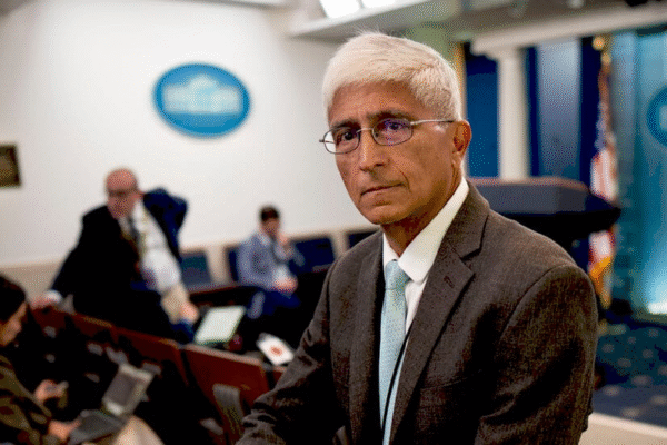 Ширіш Дате під час роботи в Білому домі