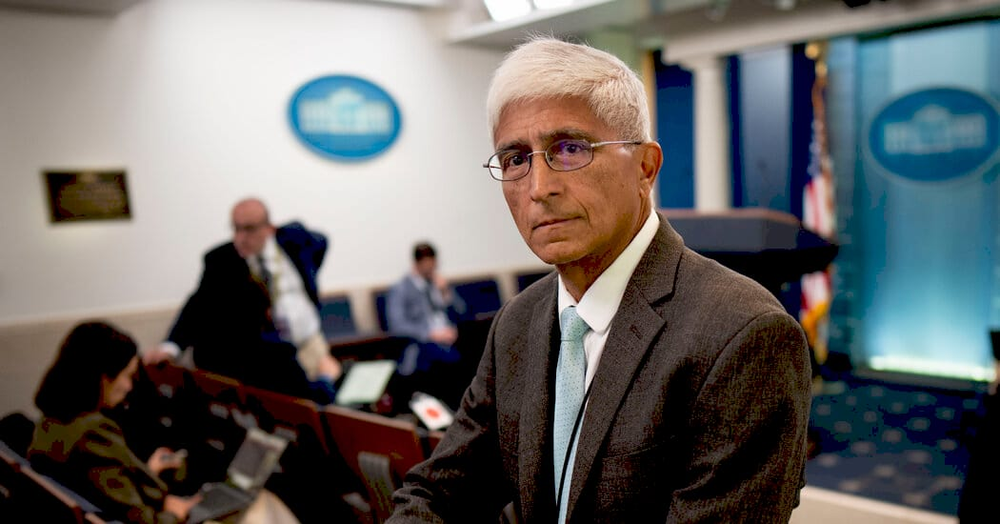 Ширіш Дате під час роботи в Білому домі