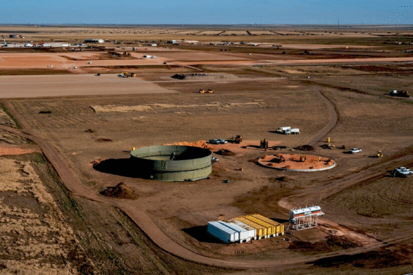 Син міністра торгівлі США Кайл Латнік оглядає територію дата-центру