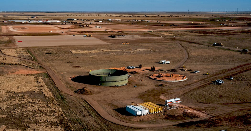 Син міністра торгівлі США Кайл Латнік оглядає територію дата-центру