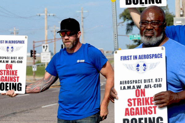 Працівники Boeing, які повертаються до роботи після страйку