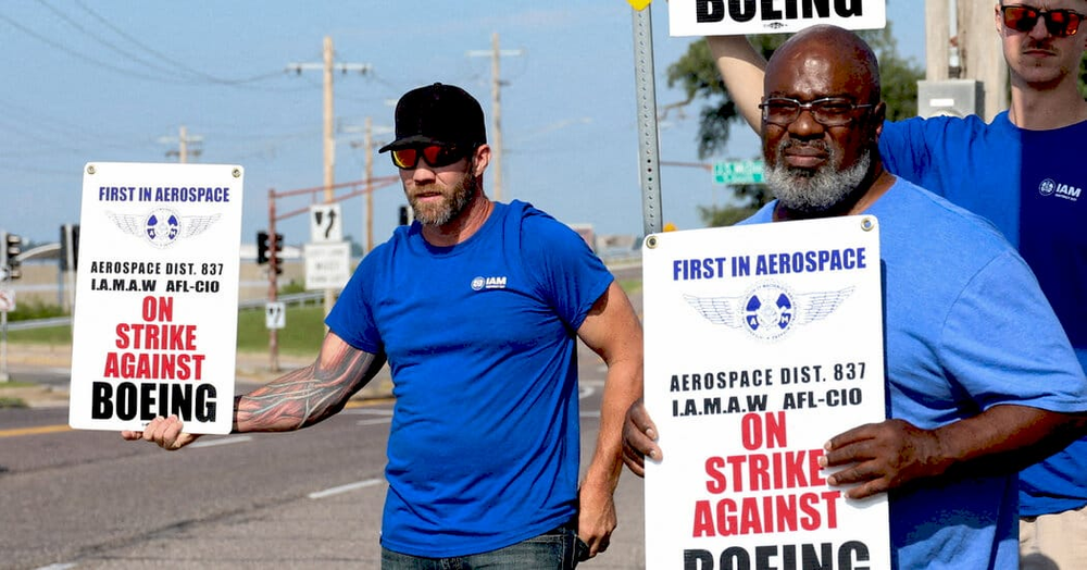 Працівники Boeing, які повертаються до роботи після страйку