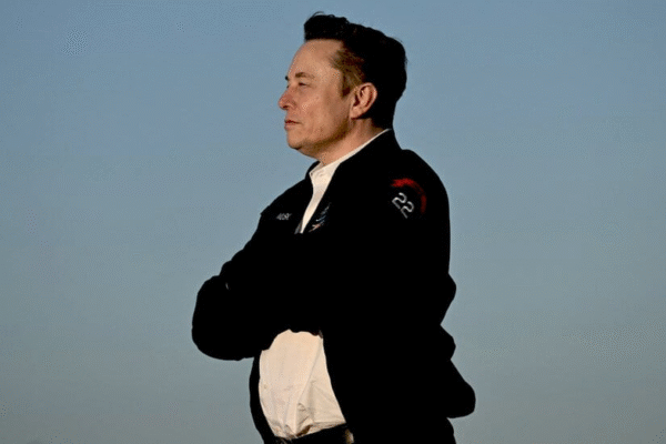 Елон Маск під час голосування акціонерів Tesla