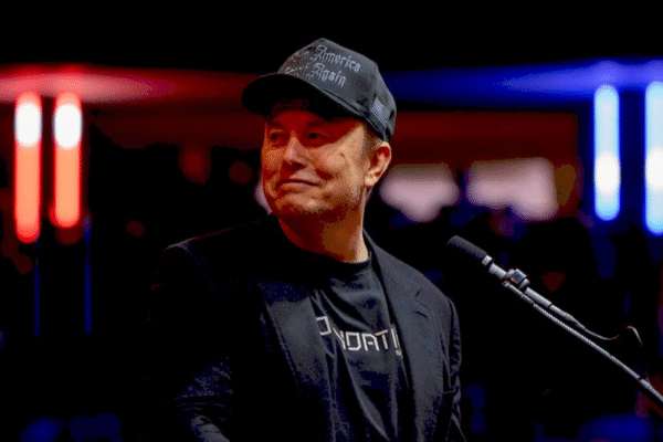 Ілон Маск на фоні Tesla