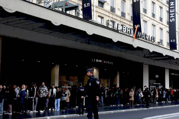 Логотип Shein на фоні французьких брендів