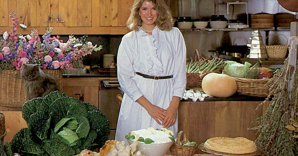 Марта Стюарт за приготуванням їжі