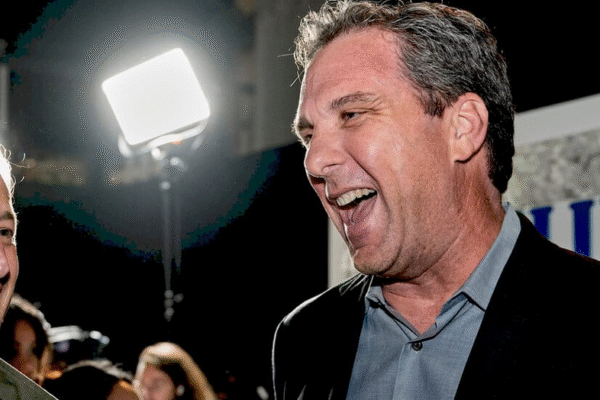 Метью Беллоні і Девід Заслав на фоні Hollywood