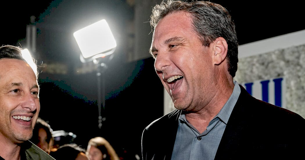 Метью Беллоні і Девід Заслав на фоні Hollywood