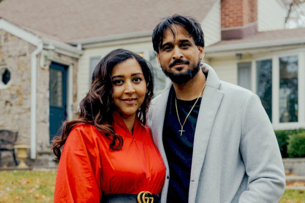 Молоді пари під час купівлі будинку