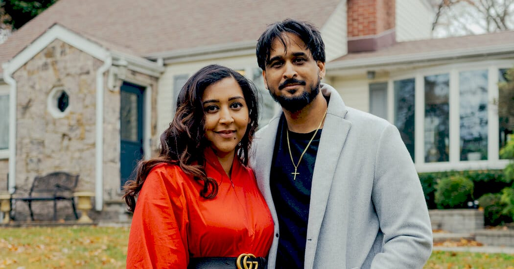 Молоді пари під час купівлі будинку