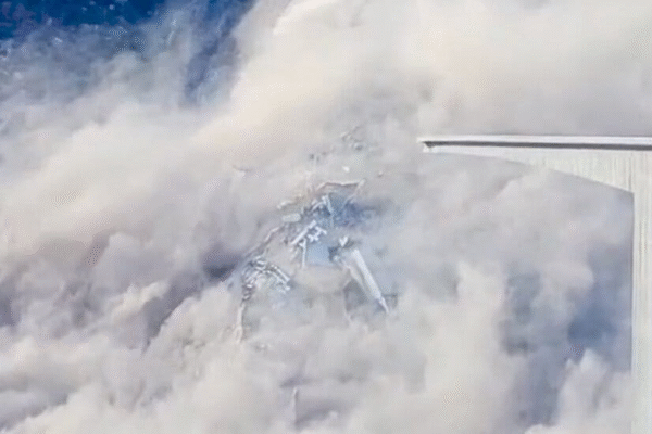 Частковий обвал моста в Сичуані