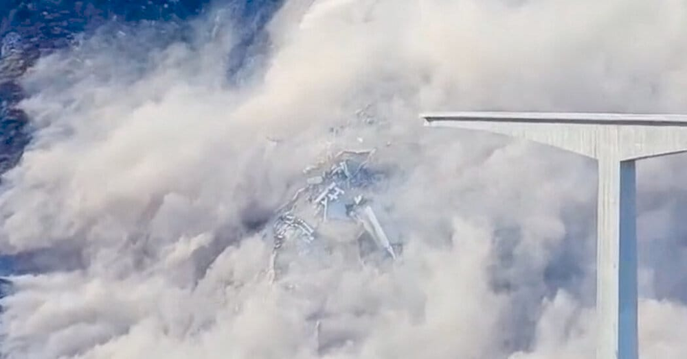 Частковий обвал моста в Сичуані