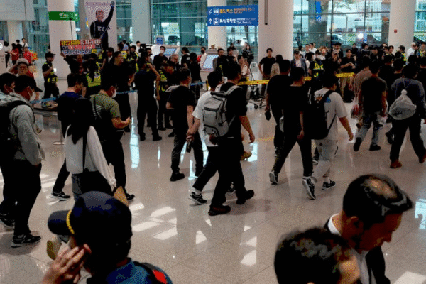 Південнокорейські працівники повертаються на завод у Джорджії