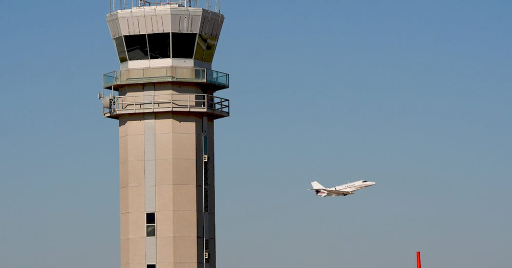 Приватний літак на фоні аеропорту під час закриття уряду