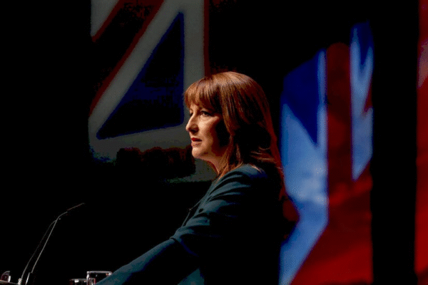 Канцлер Рейчел Рівз на фоні графіків економічних змін