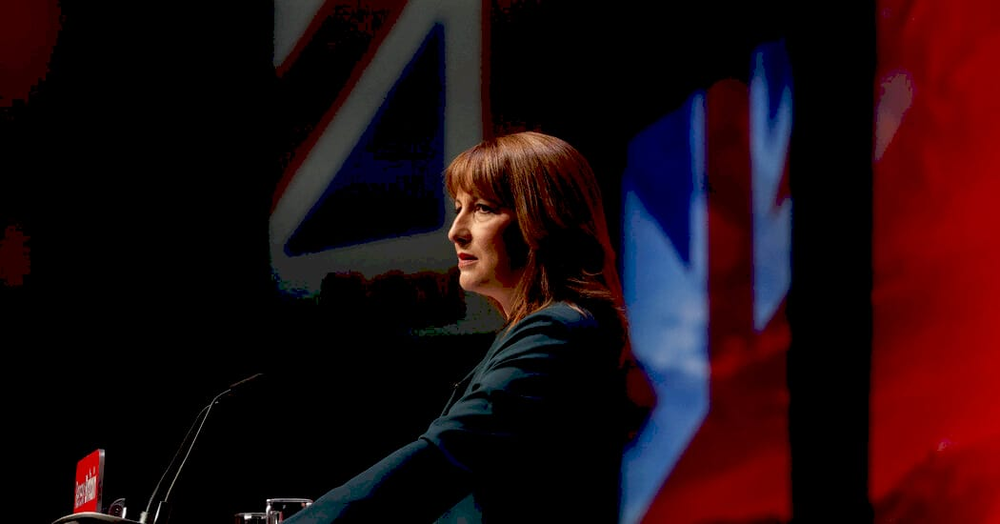 Канцлер Рейчел Рівз на фоні графіків економічних змін