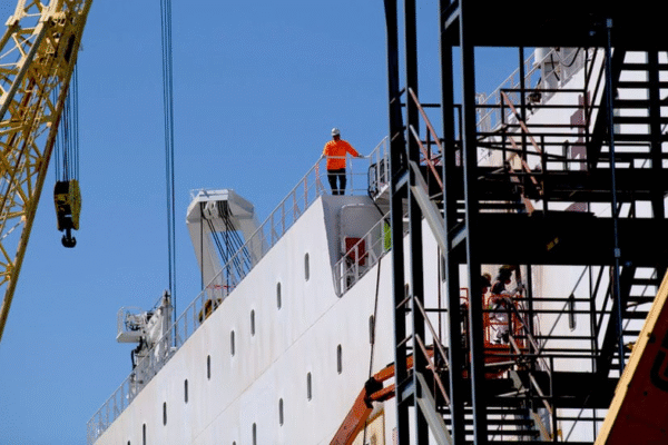 Судно на фоні американського порту