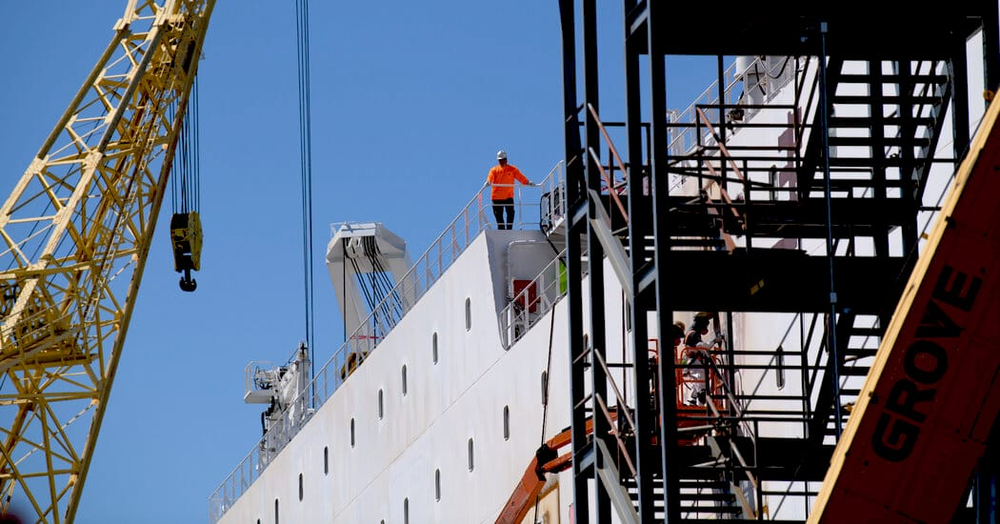 Судно на фоні американського порту