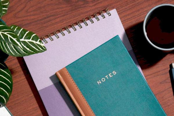 Жінка, яка відчуває вичерпання на роботі