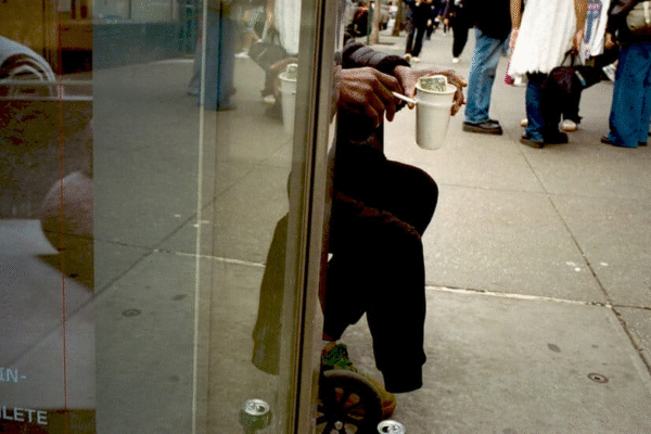 Люди в Нью-Йорку, які використовують безготівкові платежі